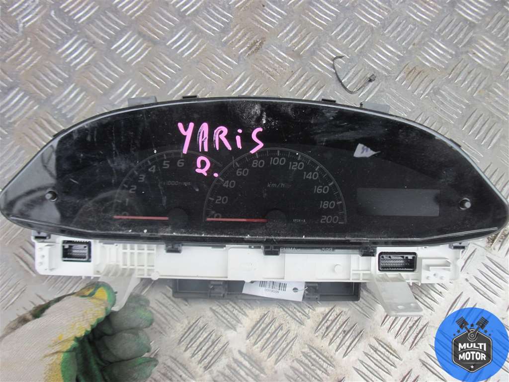 Щиток приборов (приборная панель) TOYOTA YARIS II (2005-2011)